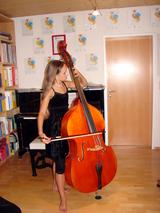 Yvonne-Stefanie Moriel mit Kontrabass