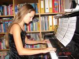 Yvonne-Stefanie Moriel mit Klavier